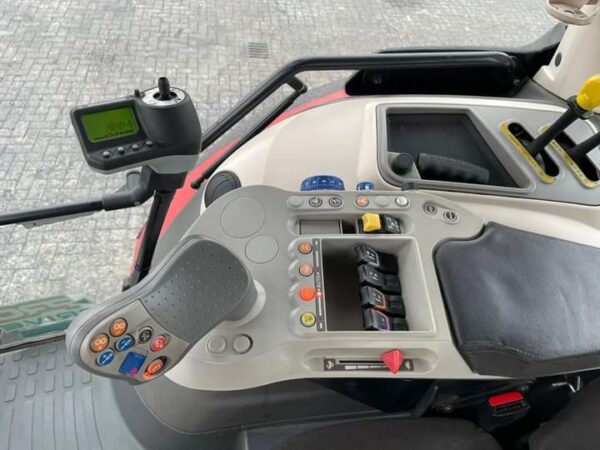 McCormick X7.670 con pala cargadora – Image 4